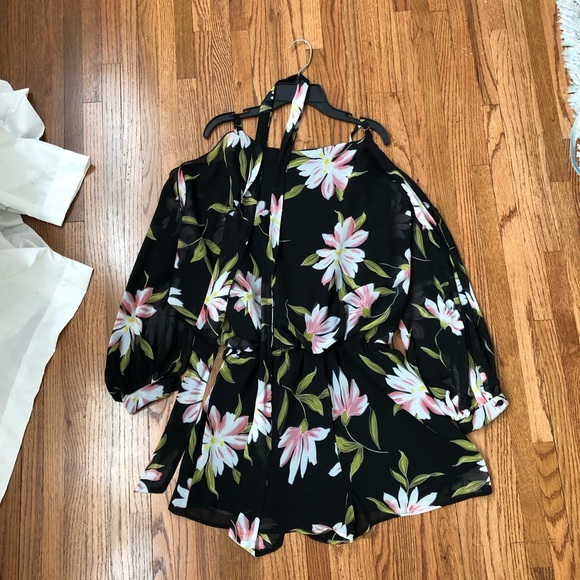 A floral romper - Picture 1 of 4